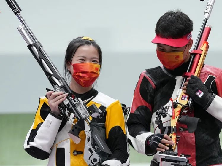 东京奥运会 射击10米气步枪混合团体决赛中, 杨倩,杨皓然稳扎稳打