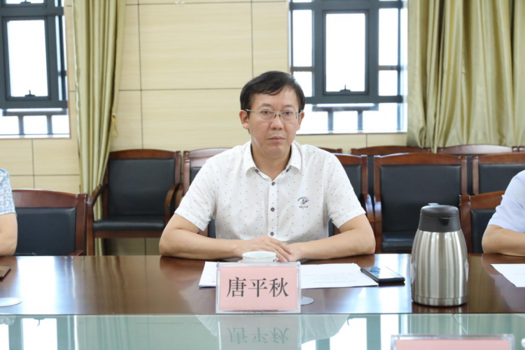 校党委书记唐平秋在座谈会上讲话