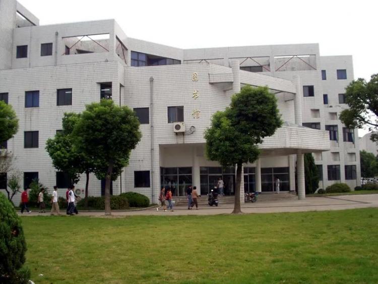 华东理工大学图书馆创建于1952年10月,目前由徐汇校区图书馆和奉贤