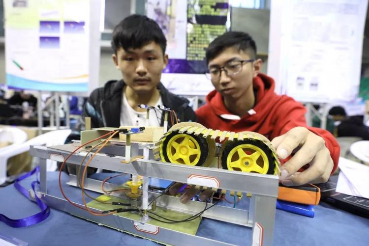 第十六届江苏省高校大学生物理与实验科技作品创新竞赛在江苏大学成功