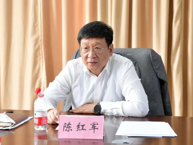 会上,陈红军通报了学科群建设实施办法的编制情况和主要内容,并就学科