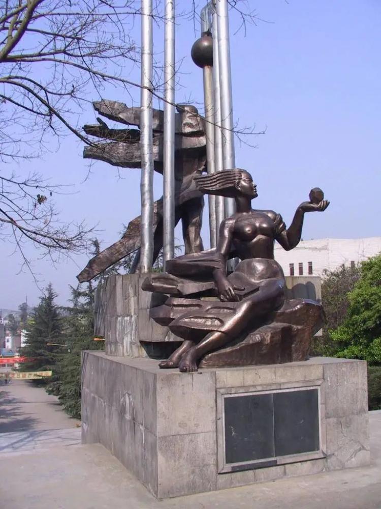 喜迎62周年校庆成都校区石油魂雕塑落成