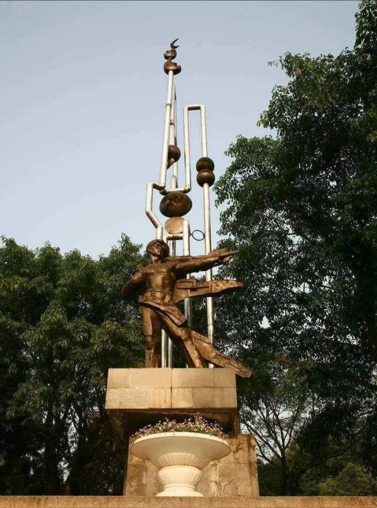 喜迎62周年校庆成都校区石油魂雕塑落成