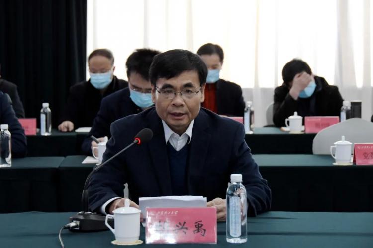 专家组成员,校领导胡兴禹,刘国华,魏修亭出席会议.