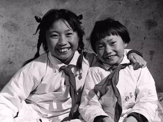 玉荣:当时就把我身上的雪给我扫一扫,她就突然发现妹妹你的靴子呢,我