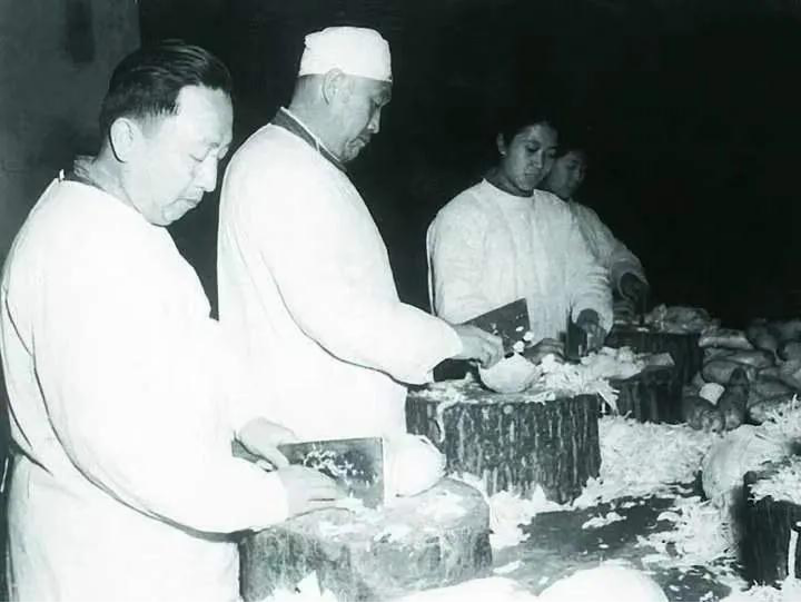 余到食堂帮厨吴阶平亲自参与教学工作,指导学生们进行科学实验和研究