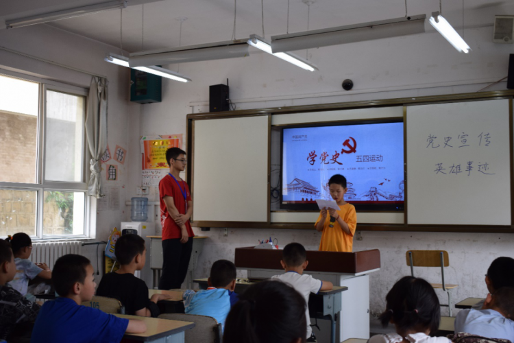 7月16日至17日,实践队组织小学生们开展党史故事宣讲活动,带领小学生