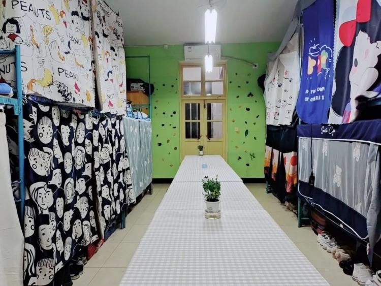 芷兰15栋205寝室名称:转角咖啡屋寝室主题:复古型寝室简介:在大学校园