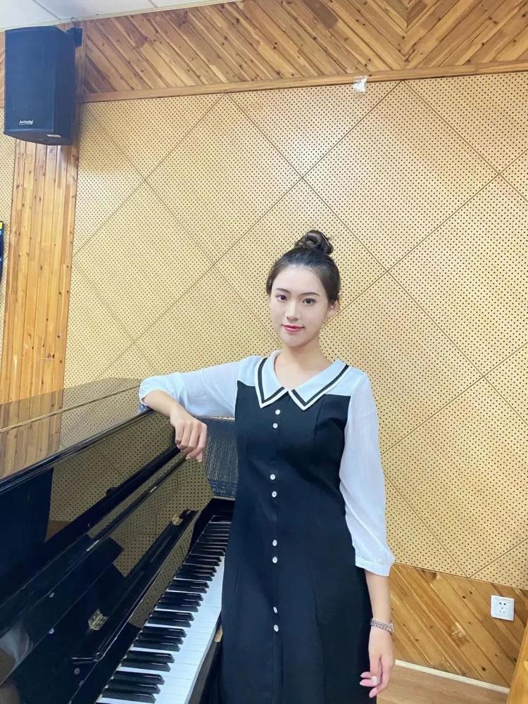 经过紧张激烈的角逐,演讲比赛中,我省代表队初中组选手宋怡然(萍乡市