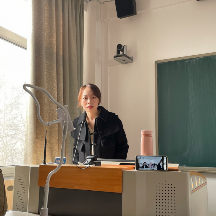 会议开始,宋洋老师表达了对于同学们的问候并提供了一些学术选题方面