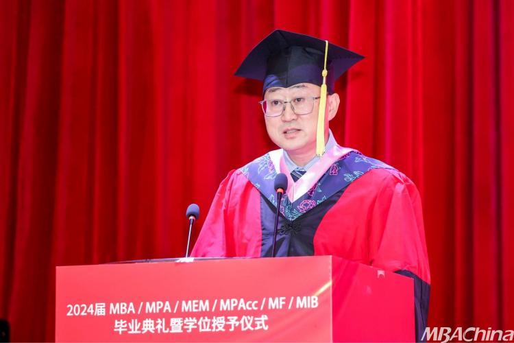 怀揣梦想，奋力前行 | 上海理工大学2024届MBA、MPA、MEM、MPAcc、MF、MIB毕业典礼暨学位授予仪式举行