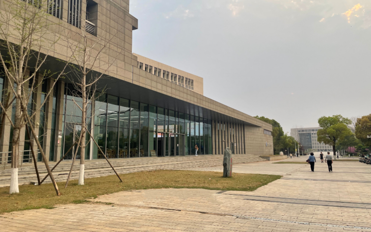 东门看到的学院.jpg