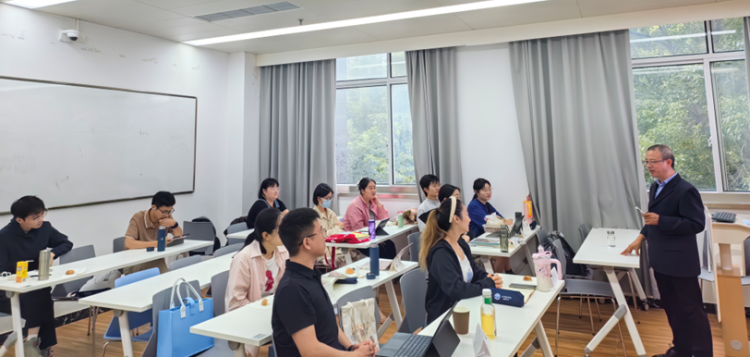 复旦大学李元旭教授莅临上海商学院MBA课堂，解析全球价值链重构下的国际商务管理新逻辑