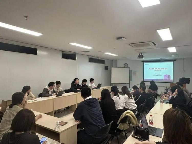 會議室里的人們 AI 生成的內(nèi)容可能不正確。